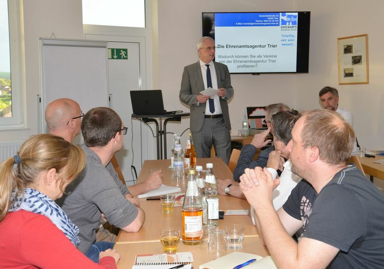 Zu Beginn der Diskussion würdigt OB Leibe (hinten) die wichtige Rolle der Ehrenamtlichen für das städtische Leben, warnt aber auch davor, sie durch zu viele Aufgabenzuweisungen zu überfordern. Foto: Presseamt Trier