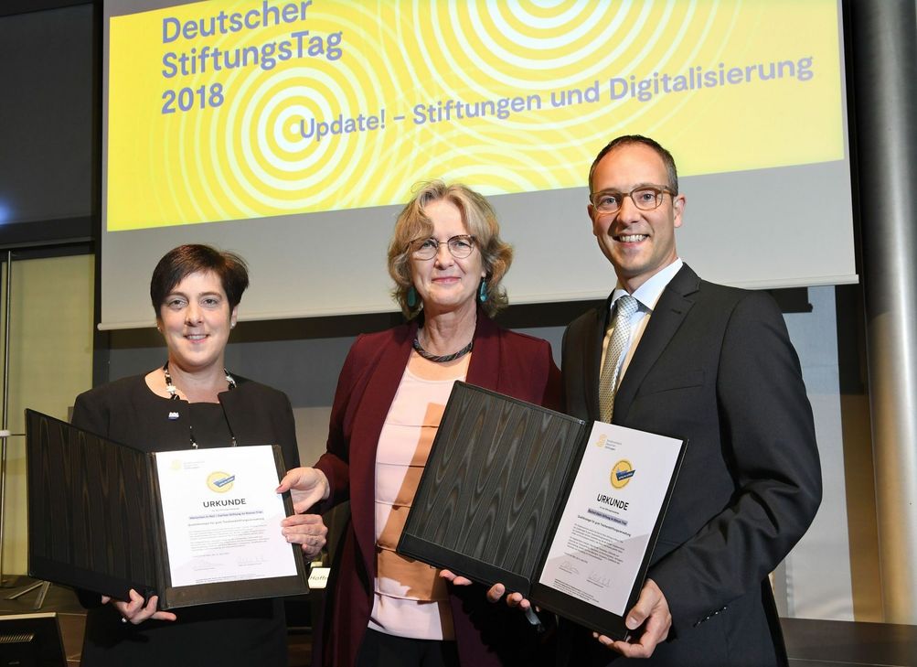 Michaela Marx (links) und Thomas Theis nahmen die Urkunden entgegen. Foto: FF