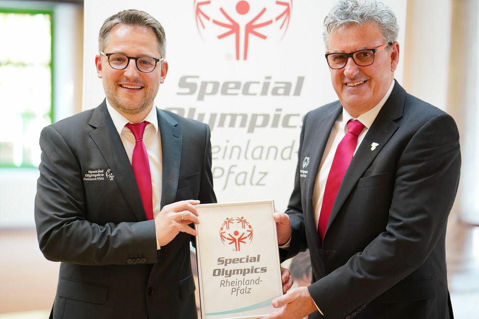 Dietmar Thubeauville (re.) übernimmt  das Zepter als Geschäftsführer von Special Olympics Rheinland-Pfalz von Michael Bergweiler. Foto: Wilfried Kootz
