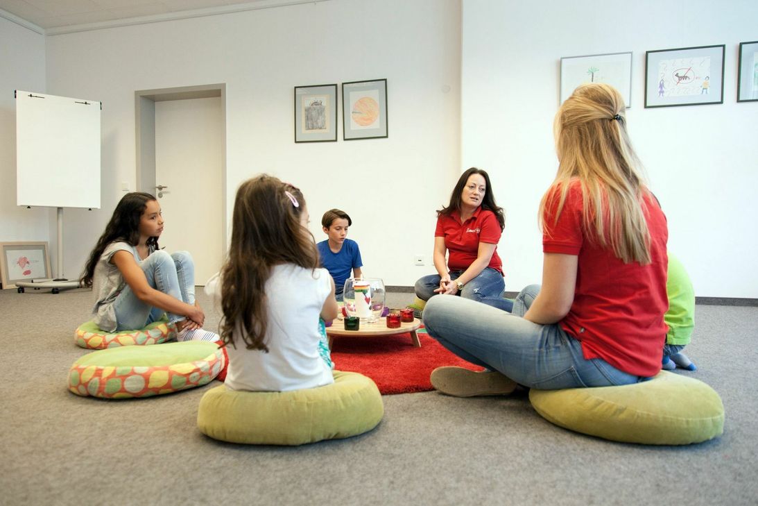 Lacrima-Kindertrauergruppen: Ein Kind, das um einen Angehörigen oder Freund trauert, fühlt sich oft einsam und unverstanden und manchmal auch schuldig. Die Gruppe kann da Halt und Hilfe geben – auch für die Eltern. Foto: Johanniter