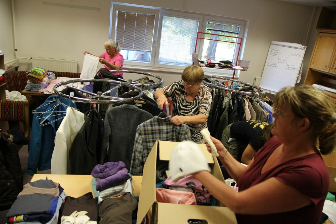 Entlastung für die DRK-Helfer: Das »Crossport«-Team übernimmt nun drei Mal pro Woche die Kleiderausgabe.