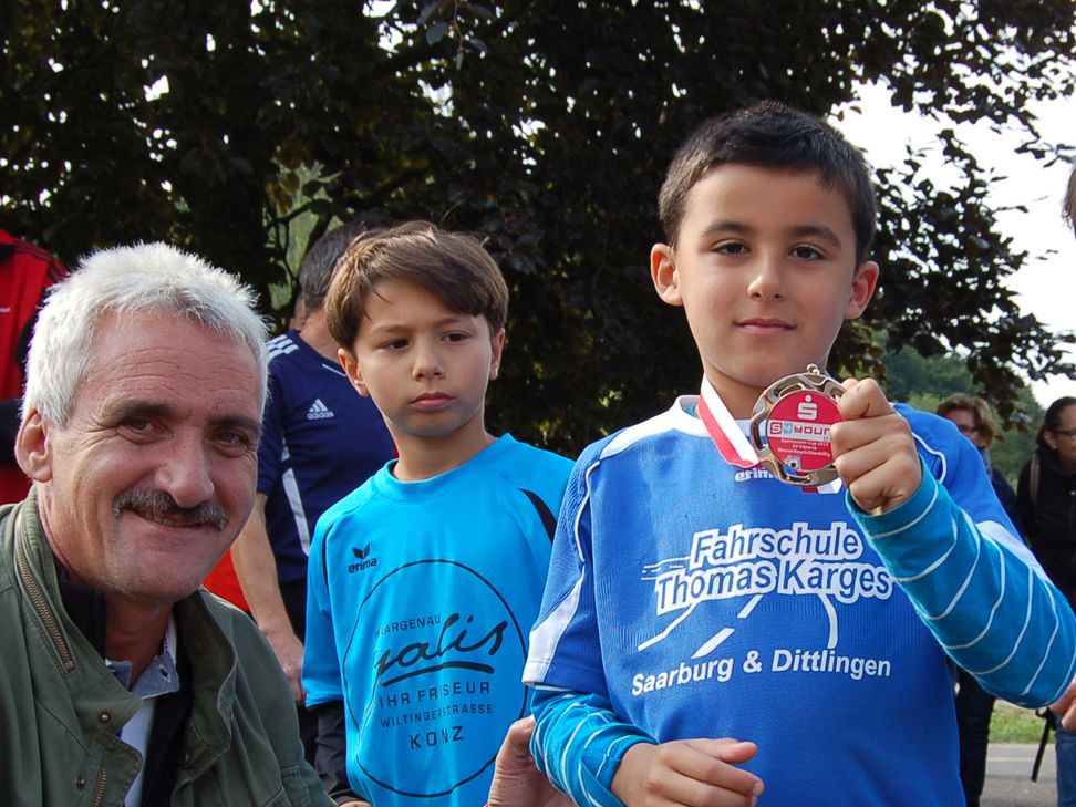 Medaillen stehen auch diesmal bei den Teilnehmern hoch im Kurs. Links: der langjährig Kreisjugendleiter und aktuelle Vorsitzende des Fördervereins „Mach mit, Fußballer helfen“, Michael Herrmann. Foto: Archiv/Arens