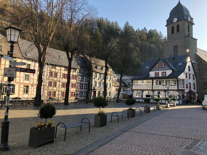 Ein leerer Marktplatz, verwaiste Geschäfte und Kurzarbeit in vielen Betrieben: Der Corona-Virus hat große wirtschaftliche Folgen. Fotos: T. Förster