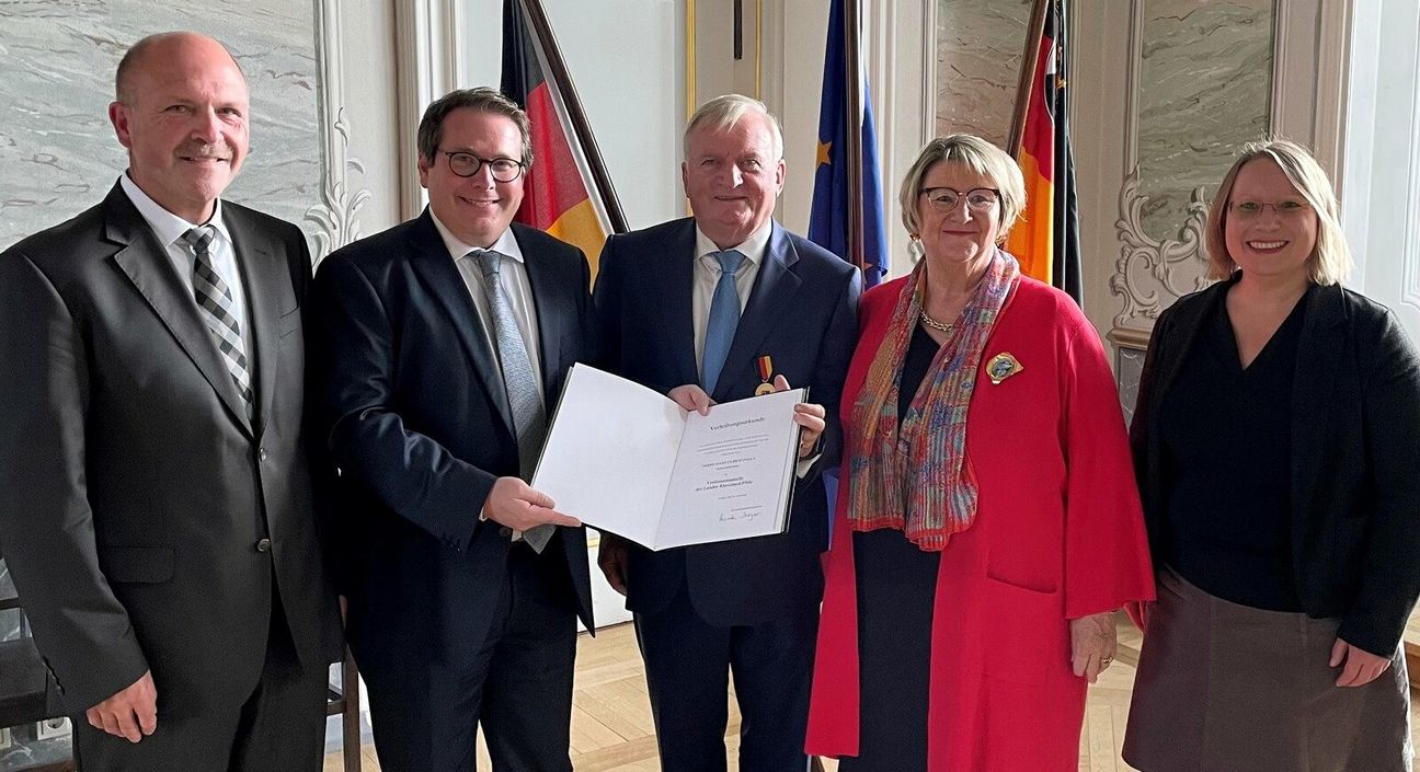 Hans Ulrich Pauly (Mitte) erhält die Landesverdienstmedaille von ADD-Präsident Thomas Linnertz (2.v.l.). Seine Ehefrau Gabriele Pauly (2.v.r.), Friedrich Marx (l.), Bürgermeister der Stadt Idar-Oberstein, und Kreisverwaltungsrätin Kathrin Alfers (r.), Landkreis Birkenfeld, freuen sich mit ihm.