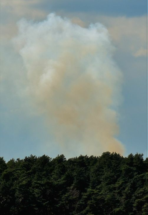 Eine Rauchsäule stieg über dem Eichelberg auf. Foto: Christian Blumenthal/Feuerwehr Heimbach