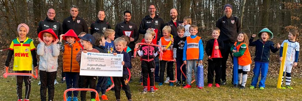 Die JFV Schieferland-Vorstandsmitglieder Maik Groß, Carsten Kasper und Peter Loosen haben der JSG Ahrtal einen Spendenscheck in Höhe von 1.000 Euro und neues Trainingsmaterial überreicht.