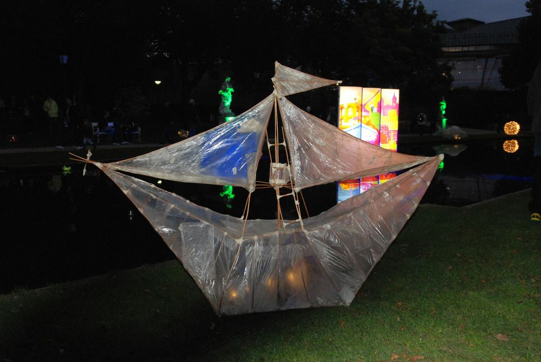 Der beleuchtete Augustinerhof war das Zentrum der Illuminale, zwischen den Gebäuden Rathaus, Theater und Humboldt-Gymnasium, in denen sich der City Campus mit Stände niedergelassen hatte. Foto: FF