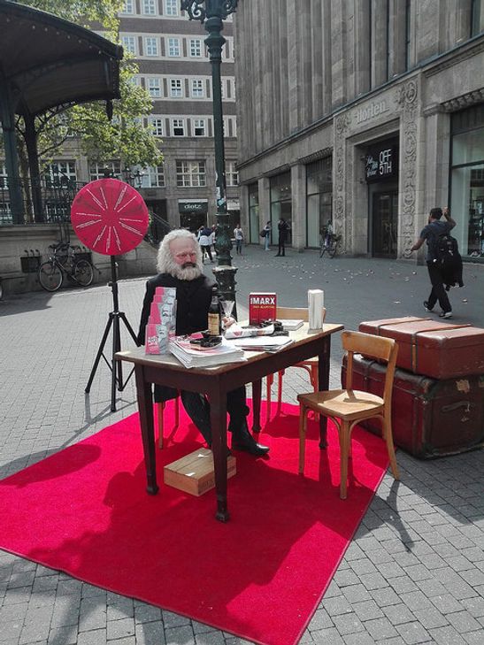 Marx auf Reisen: Diese Figur des Philosophen nutzte den Sommer, um durch Deutschland zu reisen und die Ausstellung in Trier vorzustellen. Seine Stationen: Mainz, Frankfurt, Koblenz, Bonn und Düsseldorf. 160.000 Besucher konnte die Landesausstellung in Trier letztlich verzeichnen. Foto: Karl Marx 2018 – Ausstellungsgesellschaft