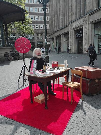 Marx auf Reisen: Diese Figur des Philosophen nutzte den Sommer, um durch Deutschland zu reisen und die Ausstellung in Trier vorzustellen. Seine Stationen: Mainz, Frankfurt, Koblenz, Bonn und Düsseldorf. 160.000 Besucher konnte die Landesausstellung in Trier letztlich verzeichnen. Foto: Karl Marx 2018 – Ausstellungsgesellschaft