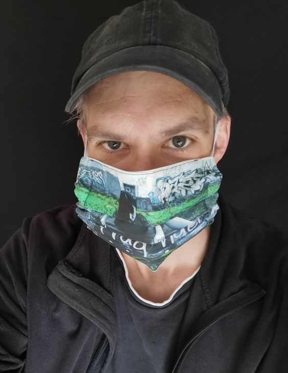 Nicht nur kreativ, sondern auch geschäftstüchtig zeigt sich Autor Gerd Schäfer aus der Grafschaft. Seine Maske trägt das Cover seines aktuellen Romans »Frag nach Mario«. Der Mund-Nasen-Schutz als Werbefläche. Genial! Foto: privat