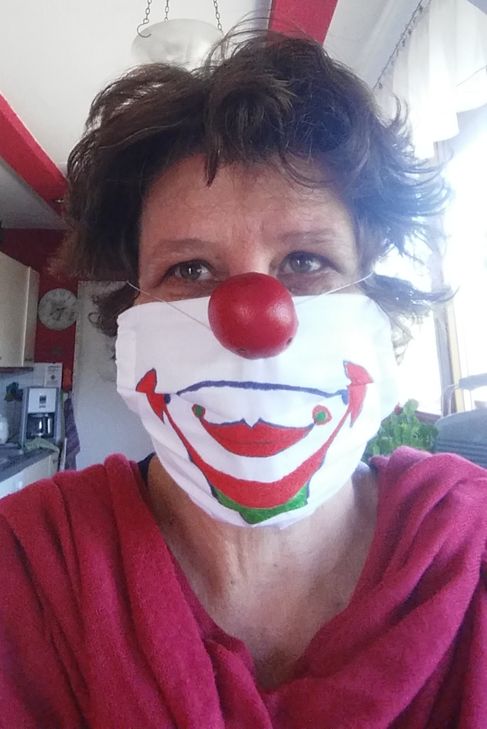 Viele Jecke bangen schon, ob die kommende Session stattfinden wird. Hildegard Kraft zeigt, dass sich Karneval und Gesundheitsschutz nicht ausschließen. Es könnte der Kostümtrend 2020/21 werden. Nur et Bütze jeiht nit esu jot. Ist übrigens auch als Dienstkleidung im Zirkus einsetzbar. Foto: privat