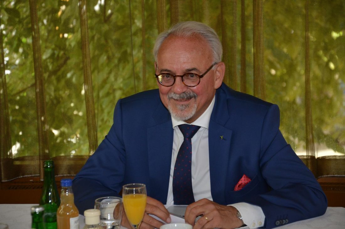 Helmut Etschenberg scheidet nach über 50 Jahren aus dem öffentlichen Dienst aus - die letzten neun davon stand er an der Spitze der Städteregion Aachen. Damit die Eifel dort auch zukünftig Gehör findet, fordert er Einigkeit im ländlichen Raum. Foto: T. Förster