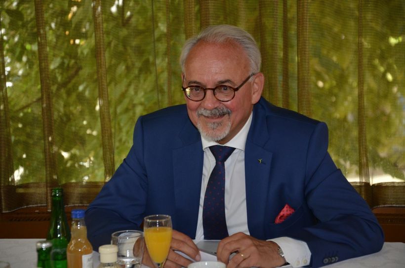 Helmut Etschenberg scheidet nach über 50 Jahren aus dem öffentlichen Dienst aus - die letzten neun davon stand er an der Spitze der Städteregion Aachen. Damit die Eifel dort auch zukünftig Gehör findet, fordert er Einigkeit im ländlichen Raum. Foto: T. Förster