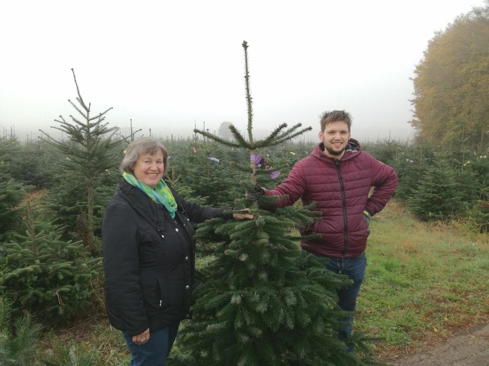 Malte Warnholtz, Jugendparlament Wittlich, Li.: Andrea Kien, Projektverantwortliche. Foto: Caritas