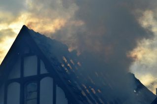 Zwischenzeitlich mehr als 100 Feuerwehrleute gegen die Flammen. Fotos: Christian Blumenthal