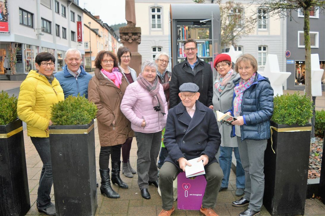 Vertreter aus der Lokalpolitik und von Innogy haben den neuen Bücherschrank in Prüm offiziell eröffnet. Foto: David Kryszons/innogy