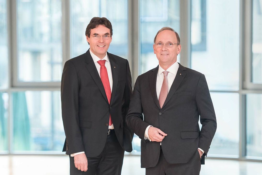 Vorstandsvorsitzender Hubert Herpers (r.) tritt Ende des Jahres in Ruhestand - sein Nachfolger an der Spitze der Sparkasse Aachen wird Norbert Laufs (l.)