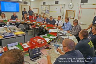 Lagebesprechung nach dem Tornado. Foto: Holger Benend
