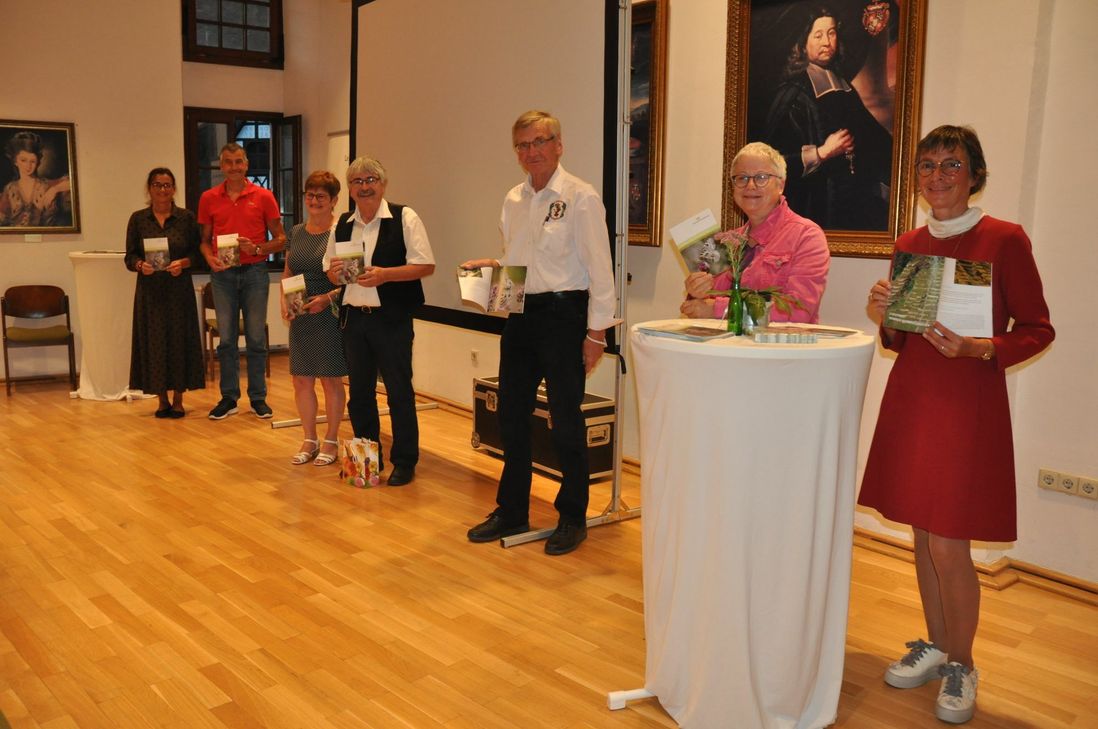 Die Naturerlebnisbegleiter an der unteren Mosel mit der neuen Broschüre "Im Reich des Apollofalters" (von links): Gaby und Martin Dötsch, Chris und Kalle Grundmann, Dieter Möhring, Martina Kröber und Susanne Mölich.