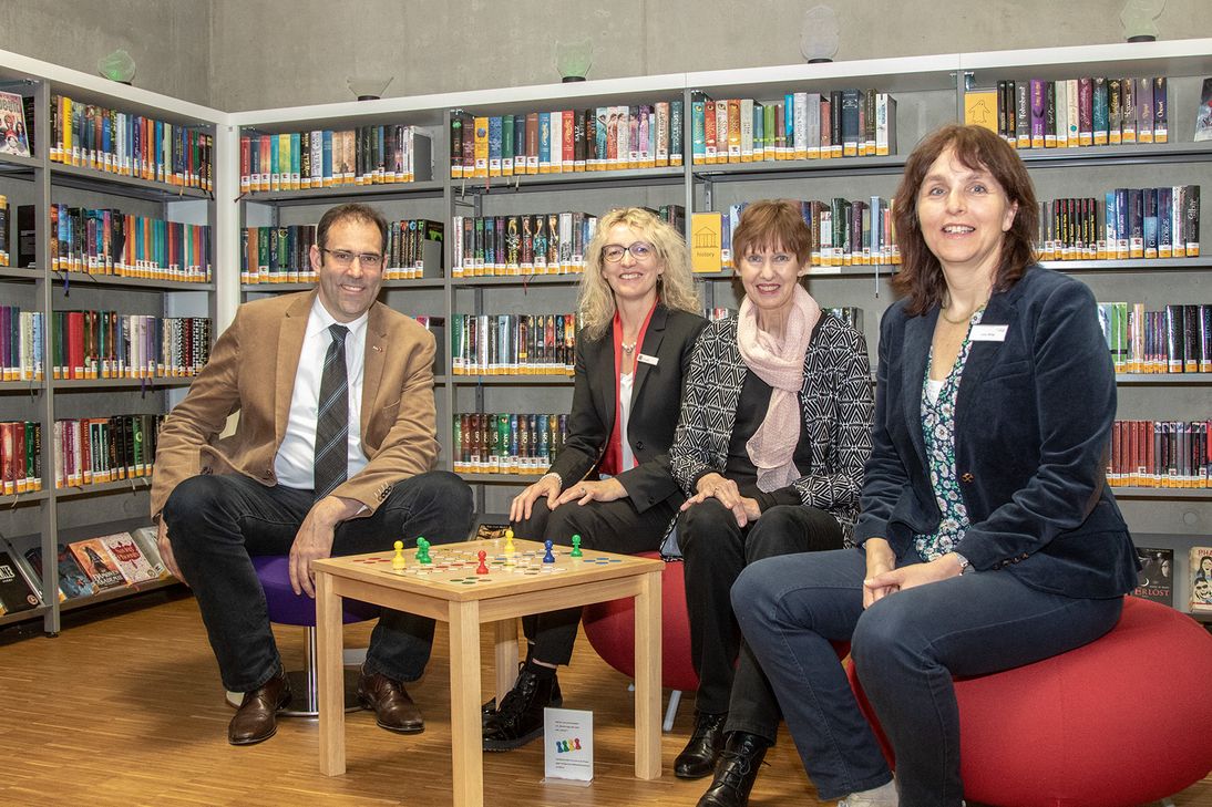 Freuen sich über eine attraktive Jugendecke in der Stadtbibliothek Euskirchen: Johannes Winckler (v.l.), Erster Beigeordneter Stadt Euskirchen, Rita Witt, Direktorin KSK-Vorstandsstab, Dr. Maria-Regina Neft, Vorsitzende des Fördervereins der Stadtbibliothek, und Julia Rittel, Bibliotheksleiterin. Bild: Tameer Gunnar Eden/Eifeler Presse Agentur/epa