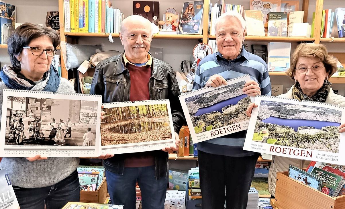 Präsentierten den »Bildkalender 2023« (v.l.): Rose Blatz-Ommer (Lesezeichen), Rolf Wilden, Ulrich Schuppener, Elsbeth Küsgens (HeuGeVe).