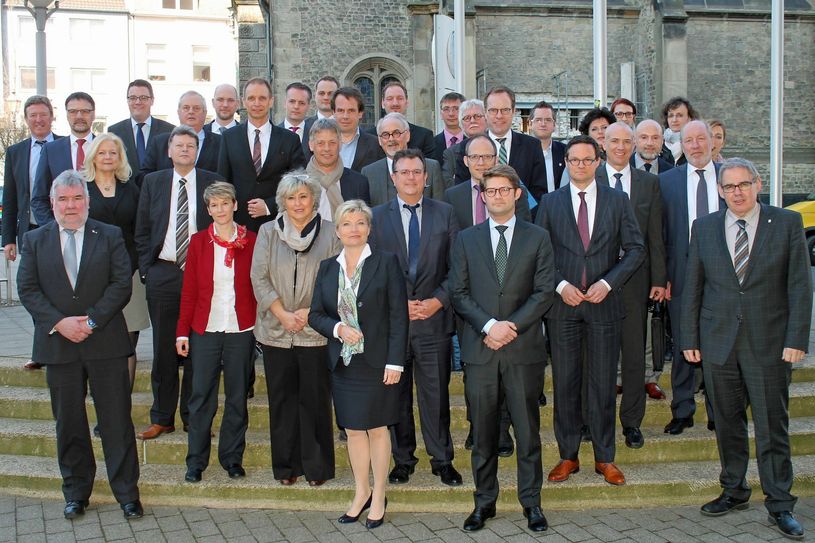 Auf Einladung von Städteregionsrat Helmut Etschenberg (Mitte) trafen sich jetzt über 30 Vertreter von Kommunen aus Luxemburg, den Niederlanden und Deutschland im Haus der StädteRegion Aachen, um das weitere Vorgehen gegen „Tihange 2“ abzustimmen. Ein gemeinsames Ziel ist es, der EU-Kommission einen Fragenkatalog zu überreichen und sie um Auskunft über die ihr vorliegenden Informationen in Sachen „Tihange“ zu bitten.