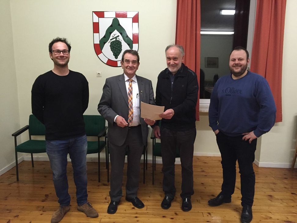 Ortsbürgermeister Karl-Heinz Bleser (2. v. r.), VG-Bürgermeister Helmut Probst (2. v. l.), der 1. Beigeordnete Matthias Görgen (links) und Ratsmitglied Sebastian Bauer (rechts) bei der Übergabe des Bewilligungsbescheides.