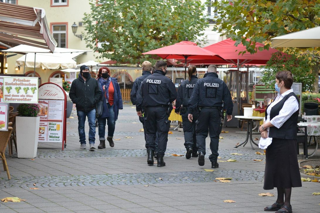 Mit einem größeren Polizeiaufgebot wurde am Samstag in Cochem kontrolliert, ob die verhängte Maskenpflicht eingehalten wird. Fotos: Zender