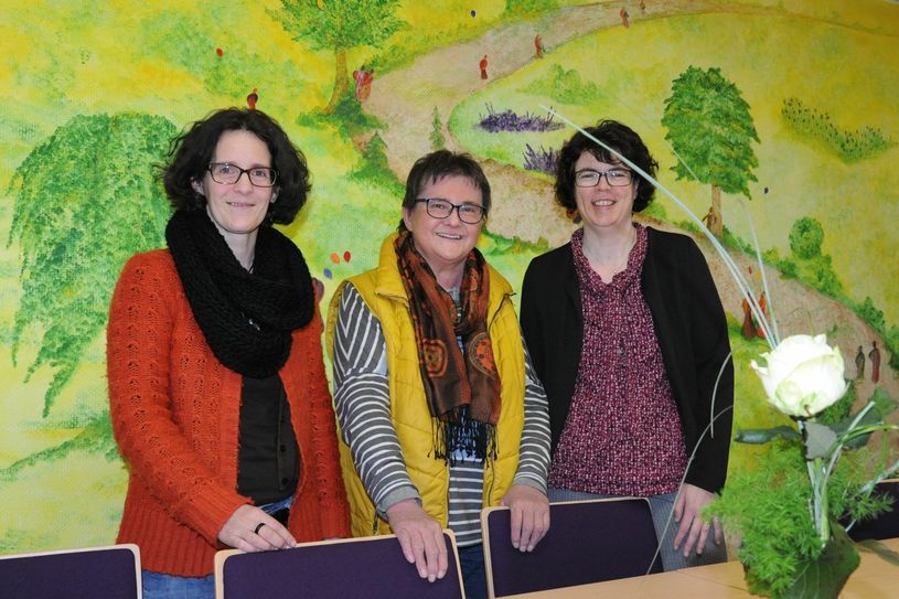 Sie sind die Ansprechpartner im Trauercafé: Elisabeth Cadet (Mitte) und Gertrud Becker (rechts) sowie Diakon Andreas Webel, beim Fototermin verhindert. Links im Bild Marion Schronen, Leiterin des Ambulanten Hospizes Hochwald (AHH) und des Ambulanten Hospiz- und Palliativberatungsdienstes (AHPB) Hermeskeil-Morbach. Foto:  Schmieder