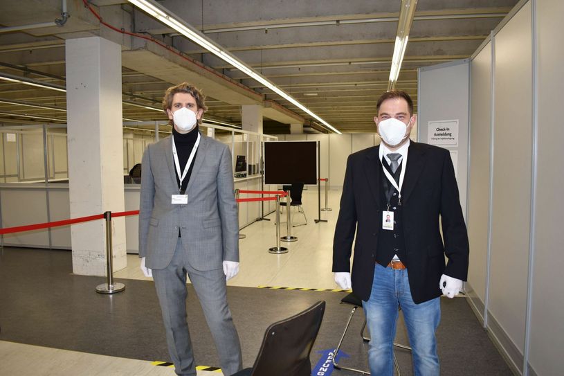 In den nächsten Wochen soll es mehr Termine pro Tag geben, wie Landrat Dr. Marlon Bröhr (links) und Impfzentrumskoordinator Christian Poh im Video erklären. (Foto: Bender)