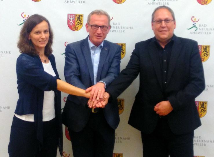 Protokollchef Romeo Deischl (re.) und die stellvertretende Pressesprecherin des BMAS, Marina Küchen, trafen im Rathaus Bürgermeister Guido Orthen. Foto: Stadt Bad Neuenahr-Ahrweiler