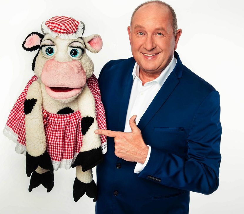 Bauchredner Peter Kerscher und seine rotzfreche Kuh „Dolly“  wollen beim Stream mit Wortwitz begeistern. Foto: Bauchredner Comedy Peter Kerscher