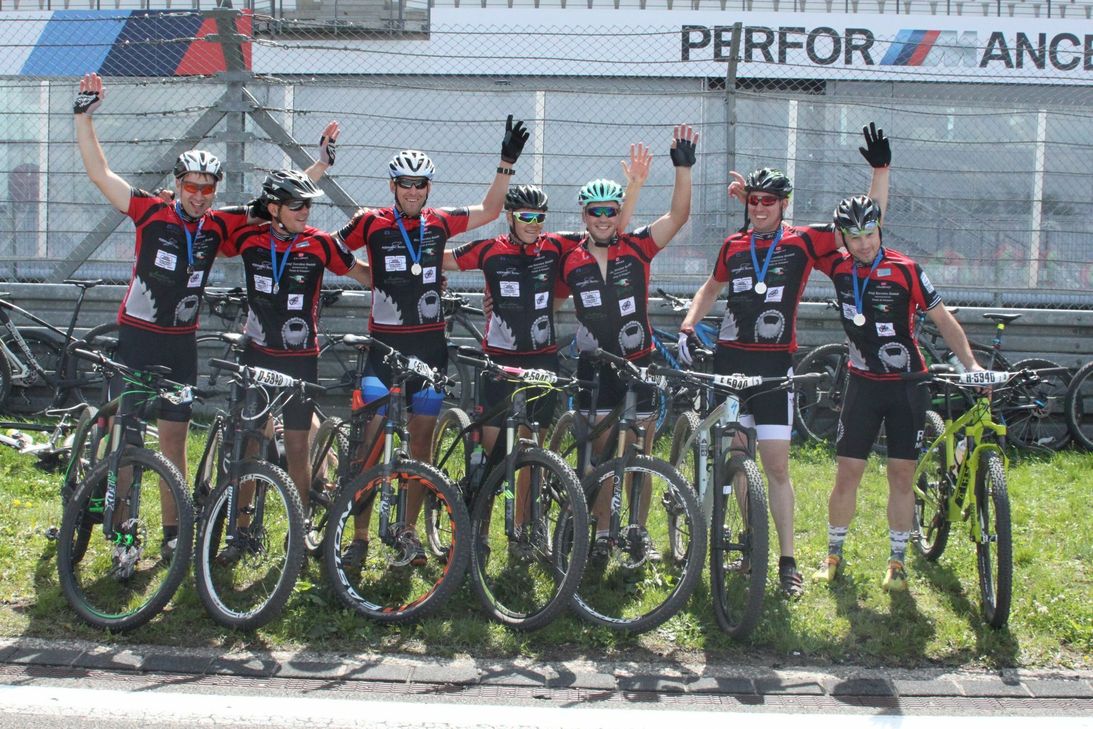 Seit 2011 jedes Jahr erfolgreich bei Rad am Ring: Das Mountainbike-Team „Achterjet“ (v.l. Christian Schlesiger, Stefan Strobel, Martin Röschl, Fabian Krämer, Martin Gillessen, Dirk Blindert, Joshua Mannebach). Foto: privat