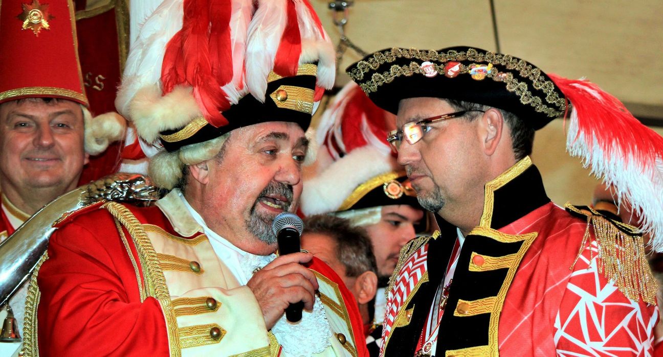 Claus Helfen (r.) aus Mechernich ist Karnevalist durch und durch. Für den Corona-gebremsten Fasteleer 2021 hat er zugunsten der Hilfsgruppe Eifel die Aufzeichnung eines Sitzungs-Streams organisiert, der von dem Karnevals-Urgestein Heinz-Gert „Bärchen“ Sester (l.) moderiert und am Karnevalssonntag ab 17 Uhr im Internet ausgestrahlt wird. Foto: Helfen