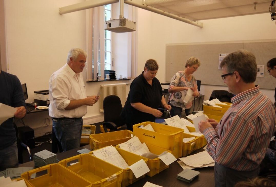Zahlreiche Wahlhelfer waren am Sonntag im Einsatz. Foto: Kamla
