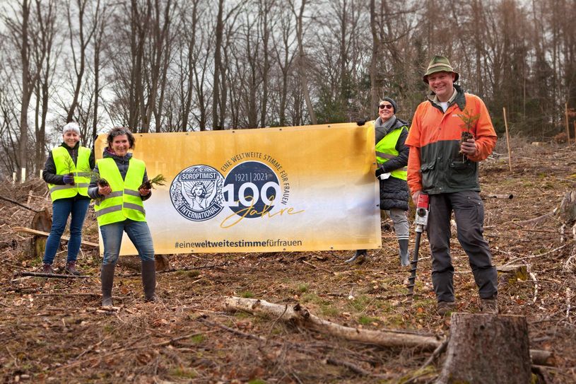 Bei der Pflanzaktion wurden die Cochemer Clubschwestern von Renate Tewaag, SI-Präsidentin von Deutschland, sowie Revierförster Hans Josef Bleser unterstützt.