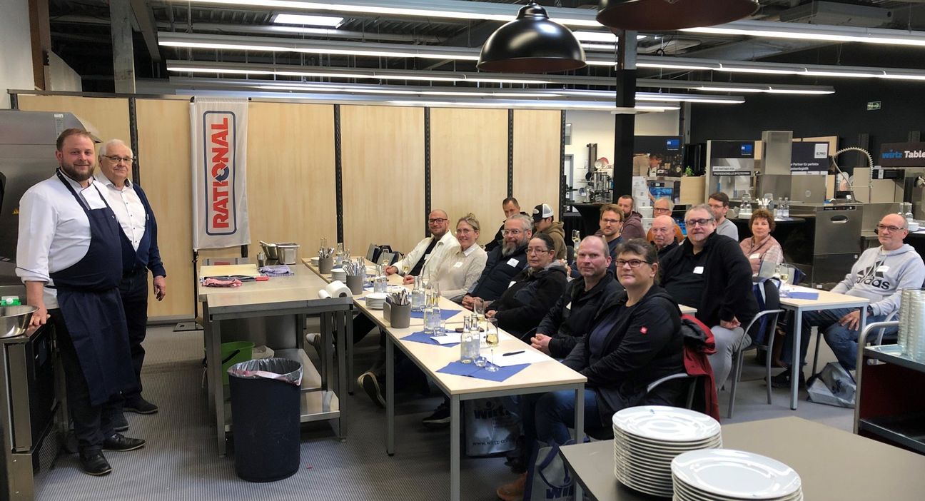 Fachleute tauschen sich bei der WirtzGastroAkademie gemeinsam aus.