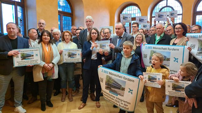 Johannes Bell, Bürgermeister der Verbandsgemeinde Brohltal, übergibt die Petition im Kreishaus an Landrätin Cornelia Weigand.