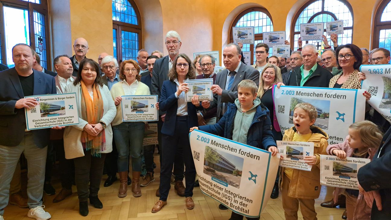 Johannes Bell, Bürgermeister der Verbandsgemeinde Brohltal, übergibt die Petition im Kreishaus an Landrätin Cornelia Weigand.