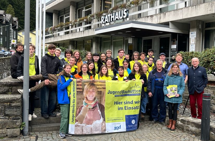 Junge Menschen der Jugendbauhütte Rheinland und Architektur-Studenten der FH Aachen waren in Monschau unterwegs, um das historische Stadtbild zu erhalten.