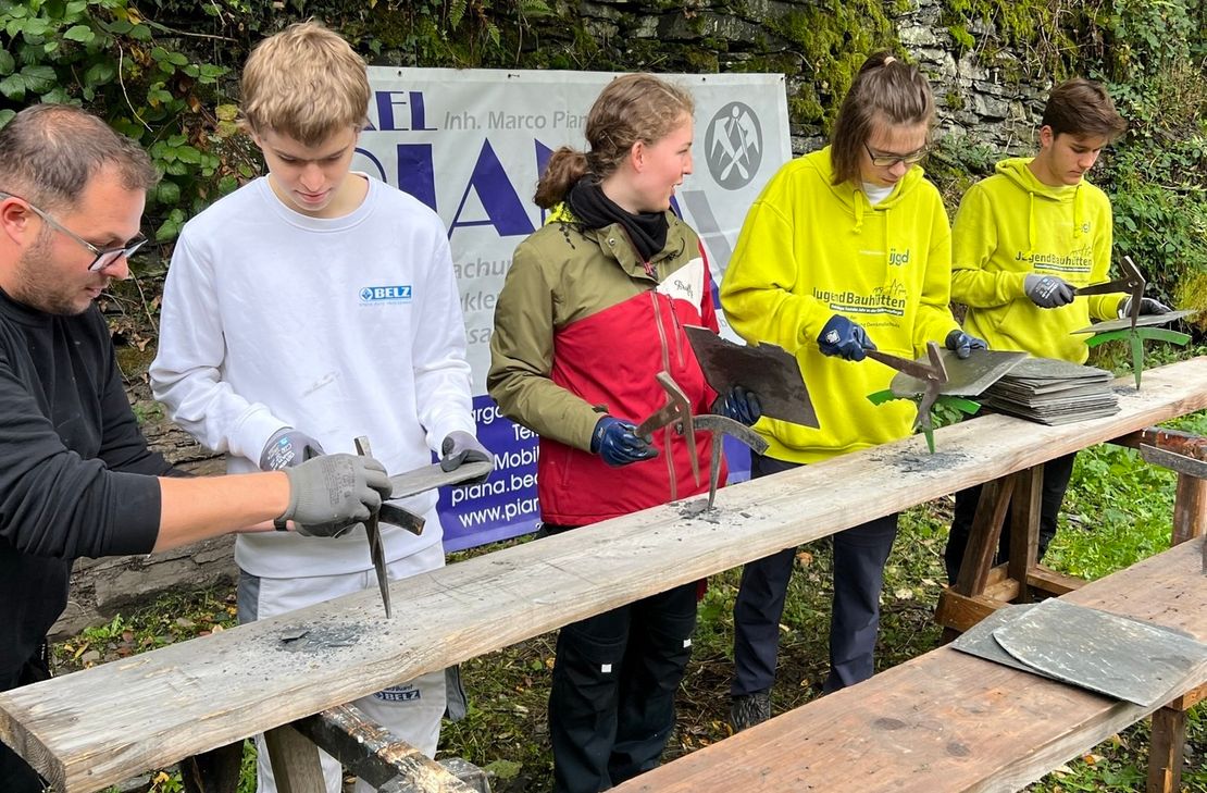 Junge Menschen der Jugendbauhütte Rheinland und Architektur-Studenten der FH Aachen waren in Monschau unterwegs, um das historische Stadtbild zu erhalten.