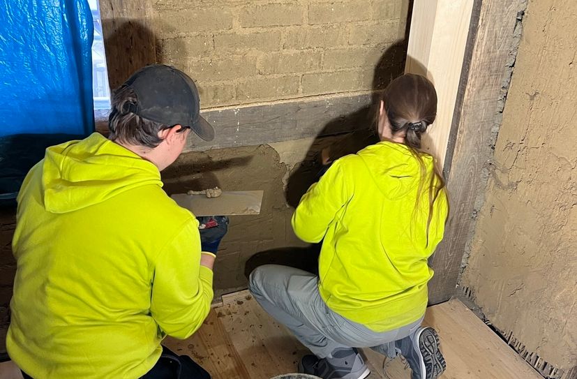 Junge Menschen der Jugendbauhütte Rheinland und Architektur-Studenten der FH Aachen waren in Monschau unterwegs, um das historische Stadtbild zu erhalten.