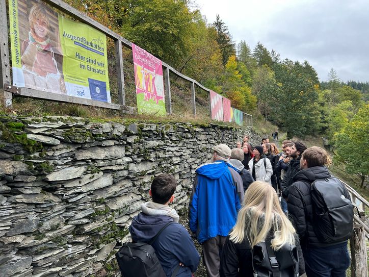 Junge Menschen der Jugendbauhütte Rheinland und Architektur-Studenten der FH Aachen waren in Monschau unterwegs, um das historische Stadtbild zu erhalten