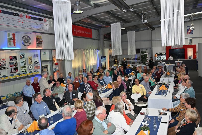 Ehemalige Mitarbeitende der VR Bank RheinAhrEifel eG beim Ehemaligentreffen in der Halle 129 in Mayen.