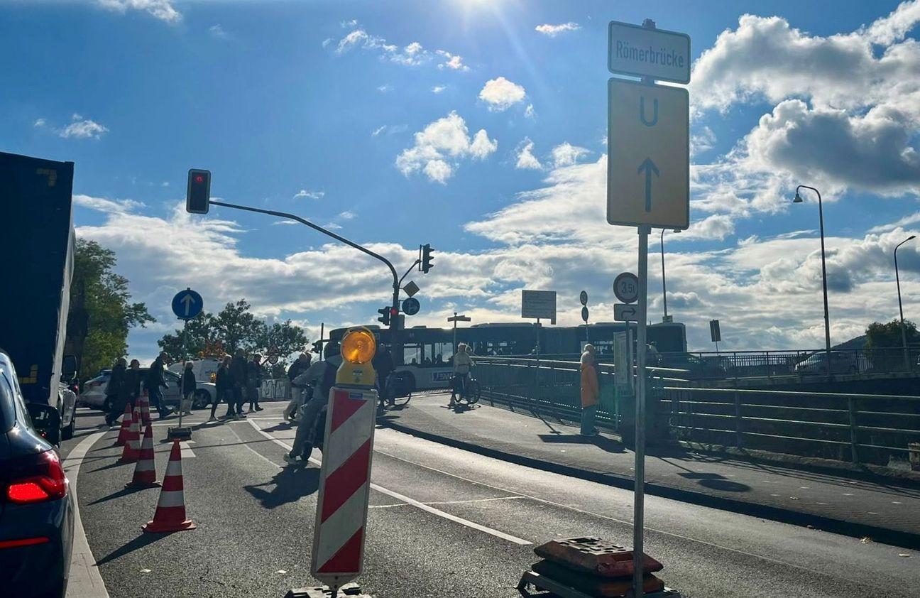 Spursperrung an der Römerbrücke am vergangenen Samstag - der Verkehr staute sich weit zurück