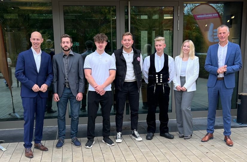 Die Kammer- und Landessieger aus dem Kreis Düren wurden beim Festakt zur »Deutschen Meisterschaft im Handwerk« im Gästehaus des Simmerather BGZ durch Marco Herwartz (l., Präsident der Handwerkskammer Aachen) und Georg Stoffels (r., Hauptgeschäftsführer der Handwerkskammer Aachen) ausgezeichnet