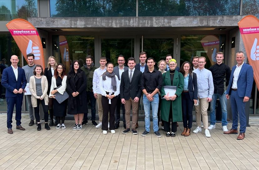 Die Kammer- und Landessieger aus der Städteregion Aachen wurden beim Festakt zur »Deutschen Meisterschaft im Handwerk« im Gästehaus des Simmerather BGZ durch Marco Herwartz (l., Präsident der Handwerkskammer Aachen) und Georg Stoffels (r., Hauptgeschäftsführer der Handwerkskammer Aachen) ausgezeichnet. Foto: T. Förster