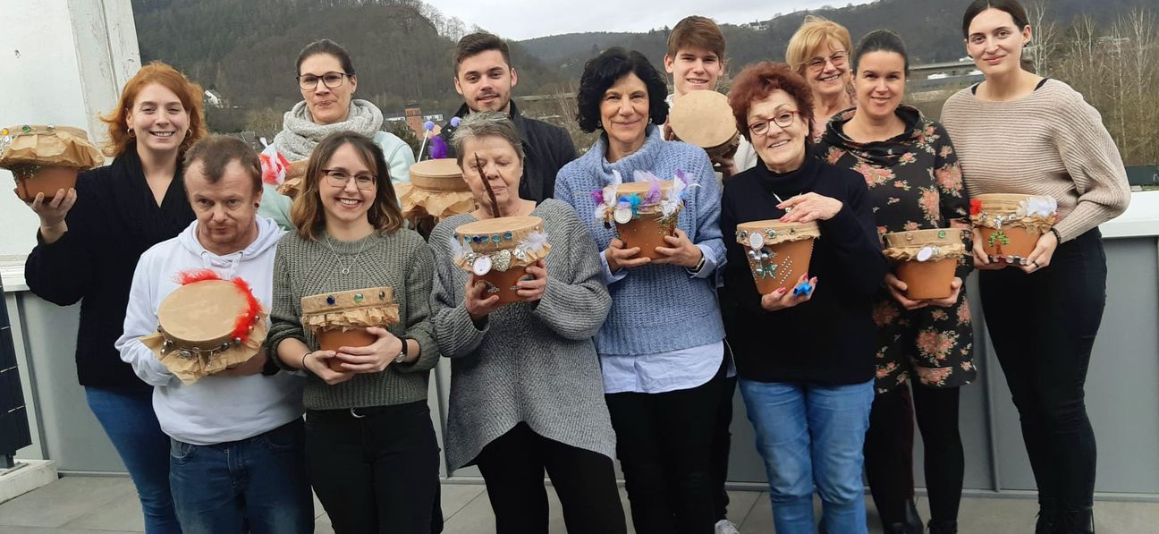 Mitmachen mit Spaß: Eine Gruppe Lacrima-Ehrenamtlicher konnte bei einem schönen gemeinsamen Wochenende in Trier nneben Theorie zur Kindertrauer auch praktische Tonarbeiten üben, um darüber den jungen Trauernden ein Ausdrucksmittel nahebringen zu können.
