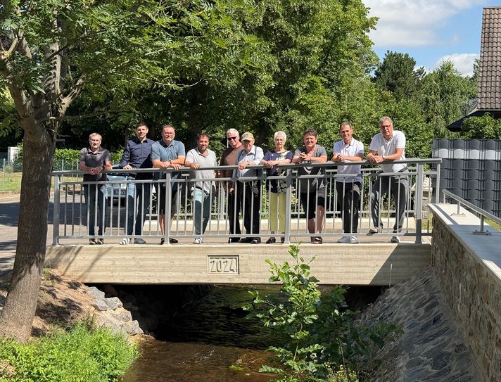 Zufrieden zeigten sich alle Beteiligten beim Ortstermin an einer der beiden neuen Rotbach-Brücken auf der Alten Bachstraße in Schwerfen.