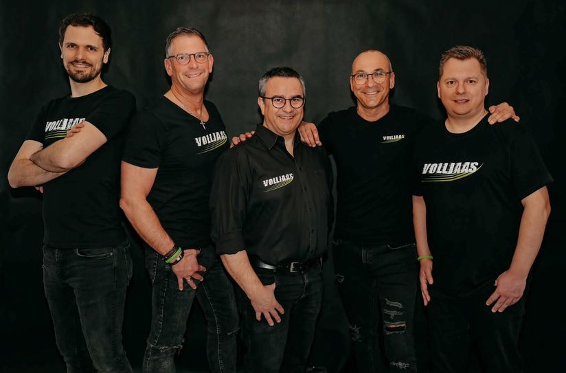 Die Kölsch-Mundart-Band »Volljaas« gibt Entsprechendes auf der fahrbaren Bühne beim Karnevalsmove durch Höfen.